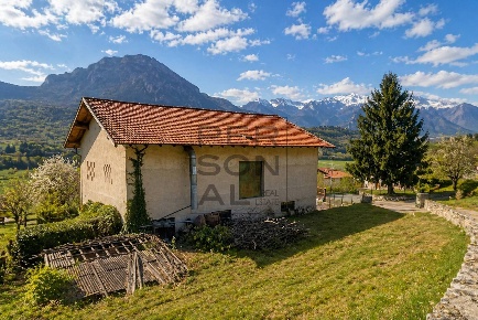 Foto Casa indipendente a Madruzzo Lasino di 580 m² con 10 locali in vendita
