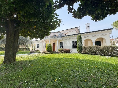 Foto Villa bifamiliare a Pordenone San Valentino, Ospedale di 408 m²