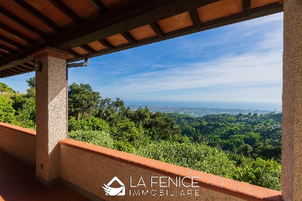 Foto Villa unifamiliare a Pietrasanta di 400 m² con 8 locali in vendita