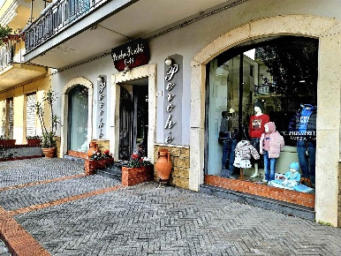 Foto Negozio in Via Vincenzo Russo, Nocera Superiore Centro di 105 m²