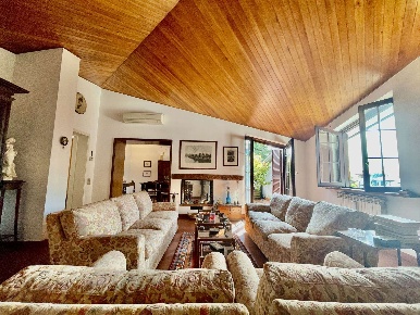 Foto Appartamento a Lentate sul Seveso di 193 m² con 5 locali in vendita