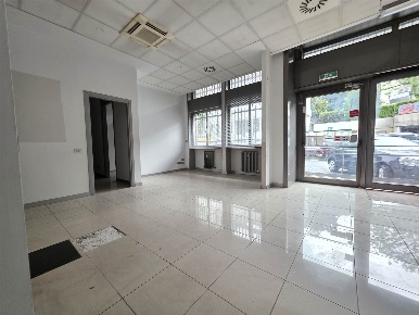 Foto Negozio a Vercurago di 240 m² con 7 locali in affitto