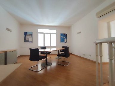Foto Ufficio a Terni Centro Storico di 120 m² con 4 locali in affitto