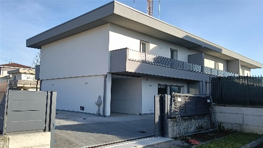 Foto Villa a schiera a Romano di Lombardia Centro di 200 m² con 4 locali