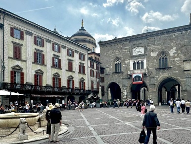 Foto Appartamento in piazza vecchia, Bergamo Città Alta di 195 m²