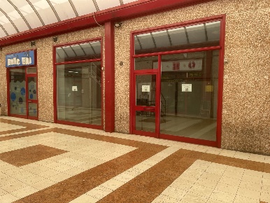 Foto Negozio in Via Enaudi  SNC, Landriano di 129 m² con 1 locali