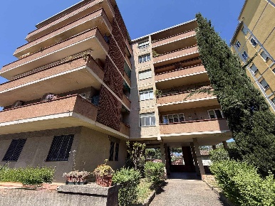 Foto Appartamento in Via Onofrio Zeffirini, Firenze di 140 m² con 6 locali