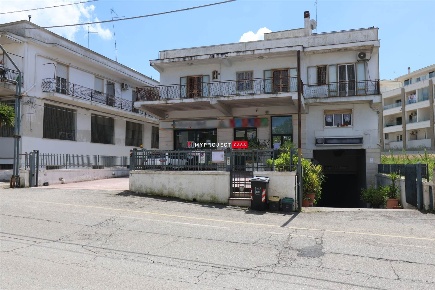 Foto Laboratorio in Via Massafra 3, Martina Franca di 400 m² con 5 locali