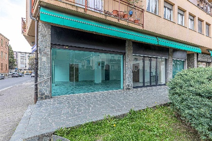 Foto Negozio in Via Leopardi 12, Erba Centro di 100 m² con 1 locali