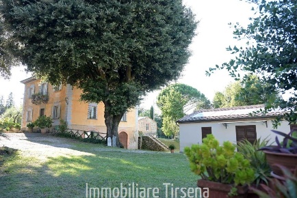 Foto Villa a schiera a Orvieto di 375 m² con 10 locali in vendita