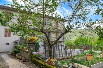 Foto Case semi ndipendenti a Tresana di 527 m² con 13 locali in vendita
