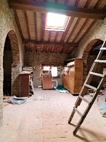 Foto Appartamento a Buti Centro di 204 m² con 6 locali in vendita