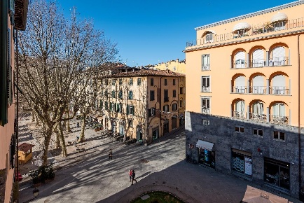 Foto Appartamento a Lucca Piazza Napoleone - San Michele di 185 m²