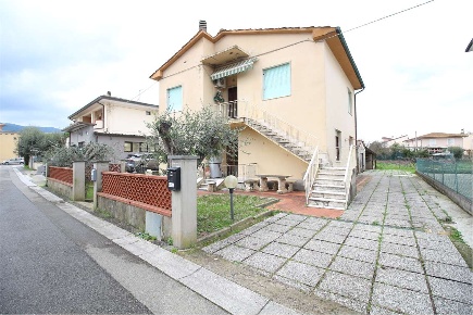 Foto Casa indipendente a Bientina di 270 m² con 9 locali in vendita