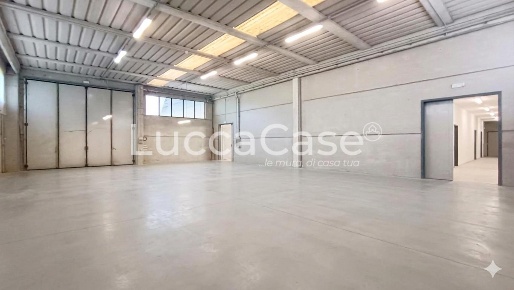 Foto Capannone industriale a Porcari Centro di 2100 m² con 9 locali