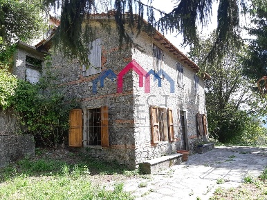 Foto Rustico a Fabbriche di Vergemoli di 100 m² con 4 locali in vendita