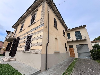 Foto Villa unifamiliare a Castelfiorentino Centro di 300 m² con 10 locali
