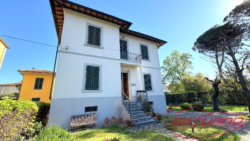 Foto Villa unifamiliare a Lucca San Concordio di 300 m² con 5 locali