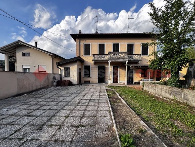 Foto Villa bifamiliare in Piave, Sesto Calende Centro di 76 m² con 2 locali