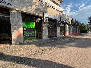 Foto Attività commerciale in Viale CANDELARO 66 F/G, Foggia di 70 m²