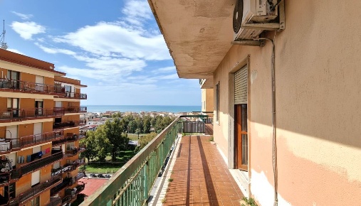 Foto Appartamento in Via Razzino, Mondragone di 80 m² con 3 locali