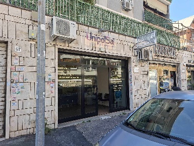 Foto Negozio in VIA DELLE AZALEE 69, Roma Centocelle di 45 m² con 2 locali