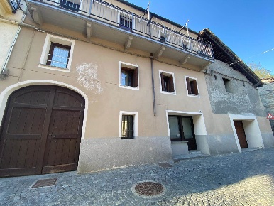 Foto Appartamento in Via Roma 111, Quart Villefranche di 98 m² con 3 locali