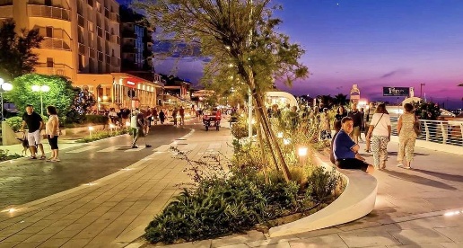 Foto Hotel a Cattolica di 1500 m² con 54 locali in vendita