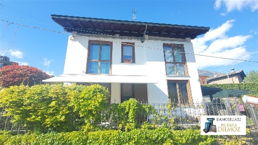 Foto Villa unifamiliare in via Edelweiss, Aosta Centro di 215 m² in vendita