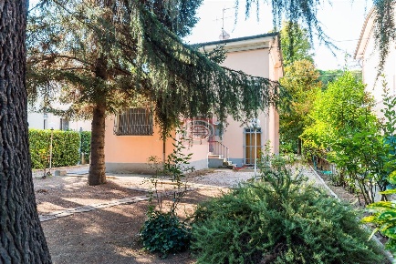Foto Villa unifamiliare a Cesena Centro Urbano di 290 m² con 8 locali