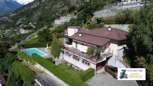 Foto Villa unifamiliare in Regione Bioula, Aosta Centro di 250 m²