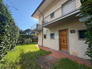 Foto Villa a schiera in Via Arezzo 293, Massa Marina di Massa Centro