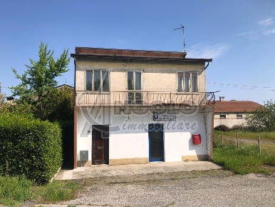 Foto Rustico a Stienta Sabbioni Zampine di 111 m² con 5 locali in vendita
