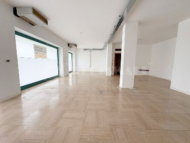 Foto Locale commerciale in Via Ugo Foscolo 5, Pordenone di 190 m²
