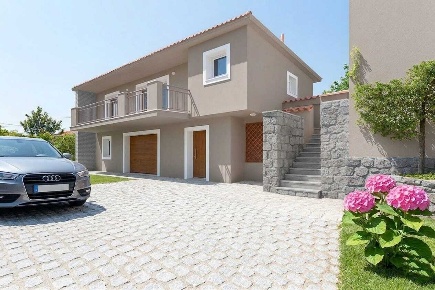 Foto Villa unifamiliare a Pedara Centro di 160 m² con 5 locali in vendita