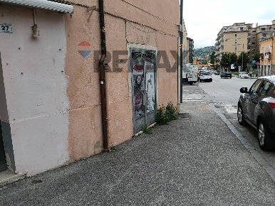 Foto Negozio in via porta rufina 27, Benevento Centro Storico di 35 m²