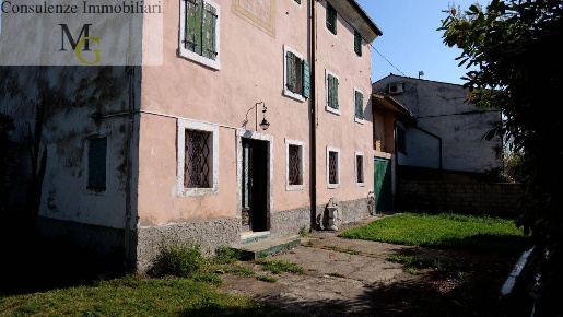 Foto Rustico a Soave di 250 m² con 12 locali in vendita