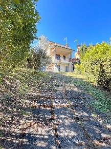 Foto Villa a schiera a Rignano Flaminio di 210 m² con 8 locali in vendita