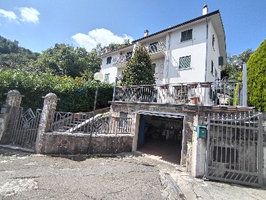 Foto Case semi ndipendenti a Morcone Centro di 251 m² con 11 locali