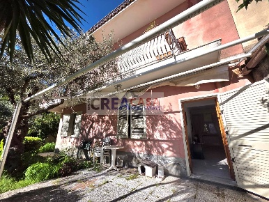 Foto Villa unifamiliare in c.da Postoleone, Graniti di 300 m² con 13 locali