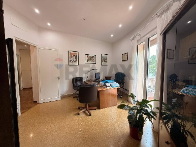Foto Appartamento in Via Massimo D'azeglio 27/b, Palermo di 118 m²