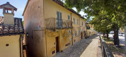 Foto Appartamento in Via Amedeo 15, Nocera Umbra Centro di 105 m²