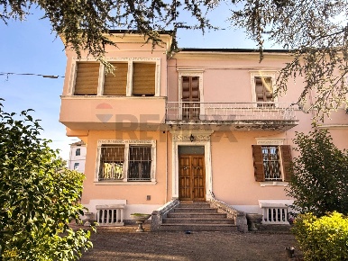 Foto Villa a schiera in viale Zonghi 39, Fabriano Centro di 260 m²