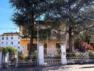 Foto Villa a schiera in viale Zonghi 39, Fabriano Centro di 260 m²