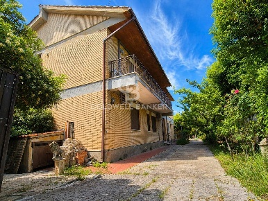 Foto Villa unifamiliare in Viale dei Navigatori 21, Tarquinia di 129 m²