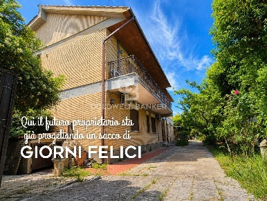 Foto Villa unifamiliare in Viale dei Navigatori 21, Tarquinia di 129 m²