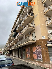 Foto Locale commerciale in Via Brunelleschi, Palermo di 156 m² con 1 locali