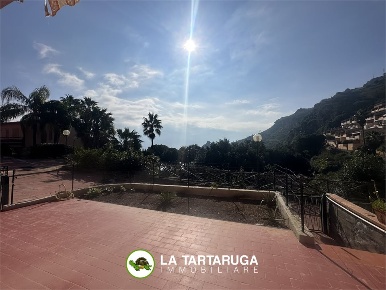 Foto Appartamento in via Consolare Valeria, Sant'Alessio Siculo di 129 m²