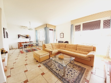 Foto Appartamento in VIA ALFREDO BELLUOMINI 15, Viareggio di 140 m²