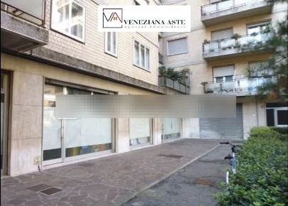 Foto Locale commerciale in Via Genoa, Venezia di 73 m² con 1 locali